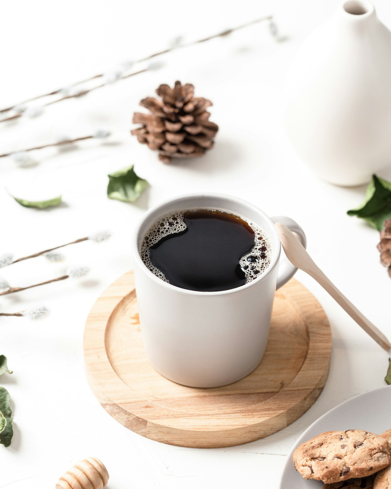 Vertical shot of a cup of coffee and cookies in a plate